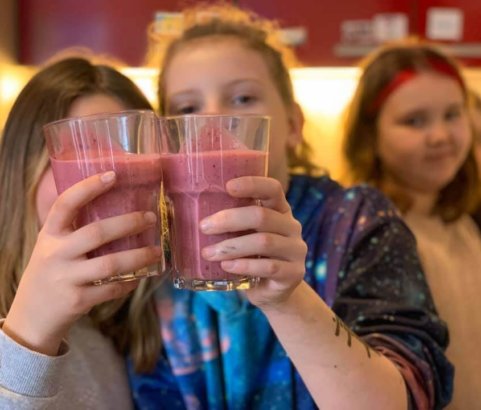 Smoothies machen im Mädchencafe